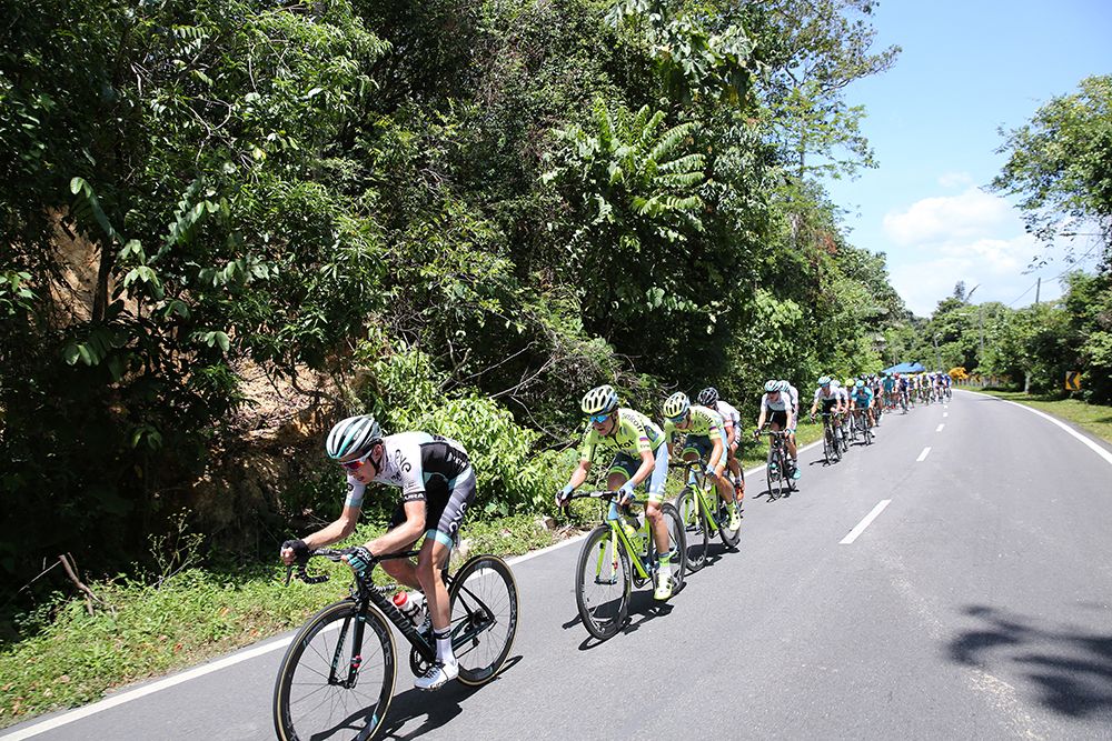 The peloton stirngs out
