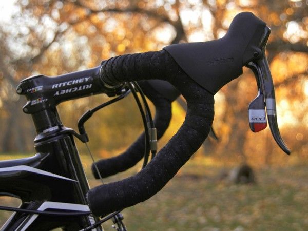 The anatomic Ritchey Logic II Carbon handlebars are fitted with top-end SRAM Red DoubleTap levers