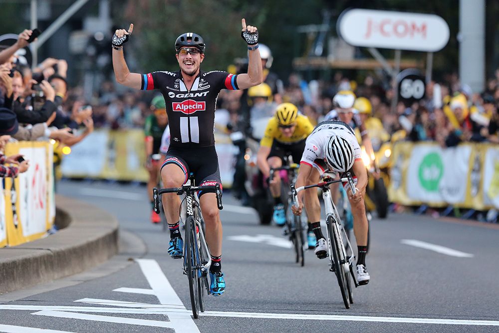 John Degenkolb (Giant-Alpecin) beats Fumiyuki Beppu (Trek Factory Racing)