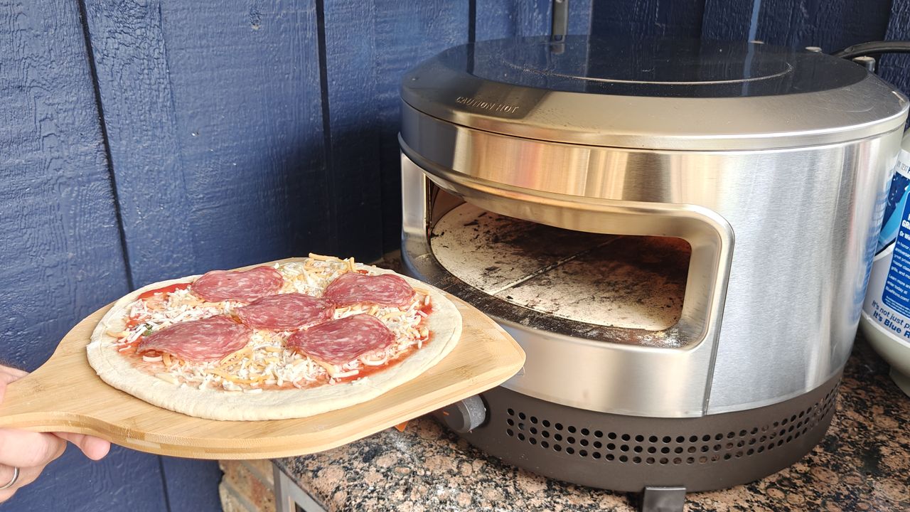 Пицца пепперони рядом с Solo Stove