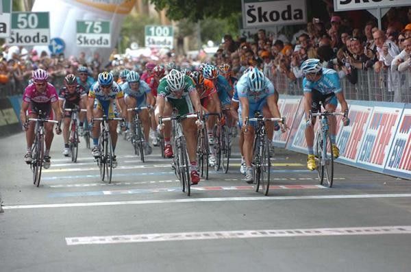 The sprint nears but Alessandro Petacchi (Milram) is looking the wrong way.