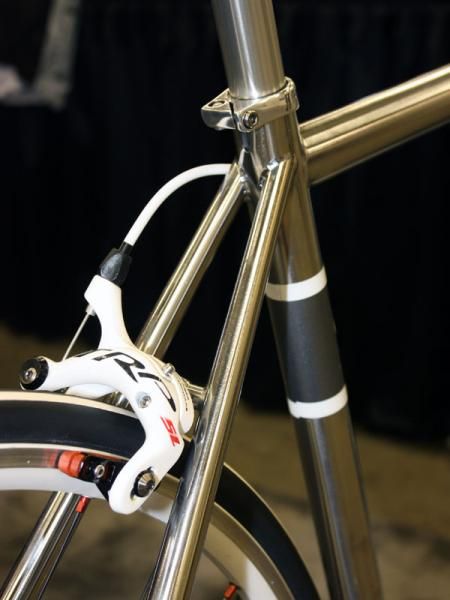 The straight and slender seat stays are cleaned welded to the seat tube.