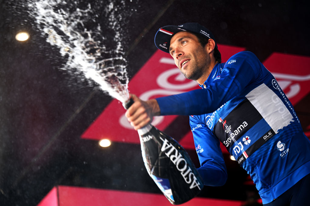 VAL DI ZOLDO PALAFAVERA ITALIA 25 MAGGIO Thibaut Pinot di Francia e il Team Groupama FDJ festeggiano sul podio come vincitore Blue Mountain Jersey durante la 18a tappa del Giro d'Italia 2023, una tappa di 161 km da Oderzo alla Val di Zoldo Palafavera 1514m UCIWT il 25 maggio 2023 a Val di Zoldo Palafavera Italia Foto di Stuart Franklin Getty Images