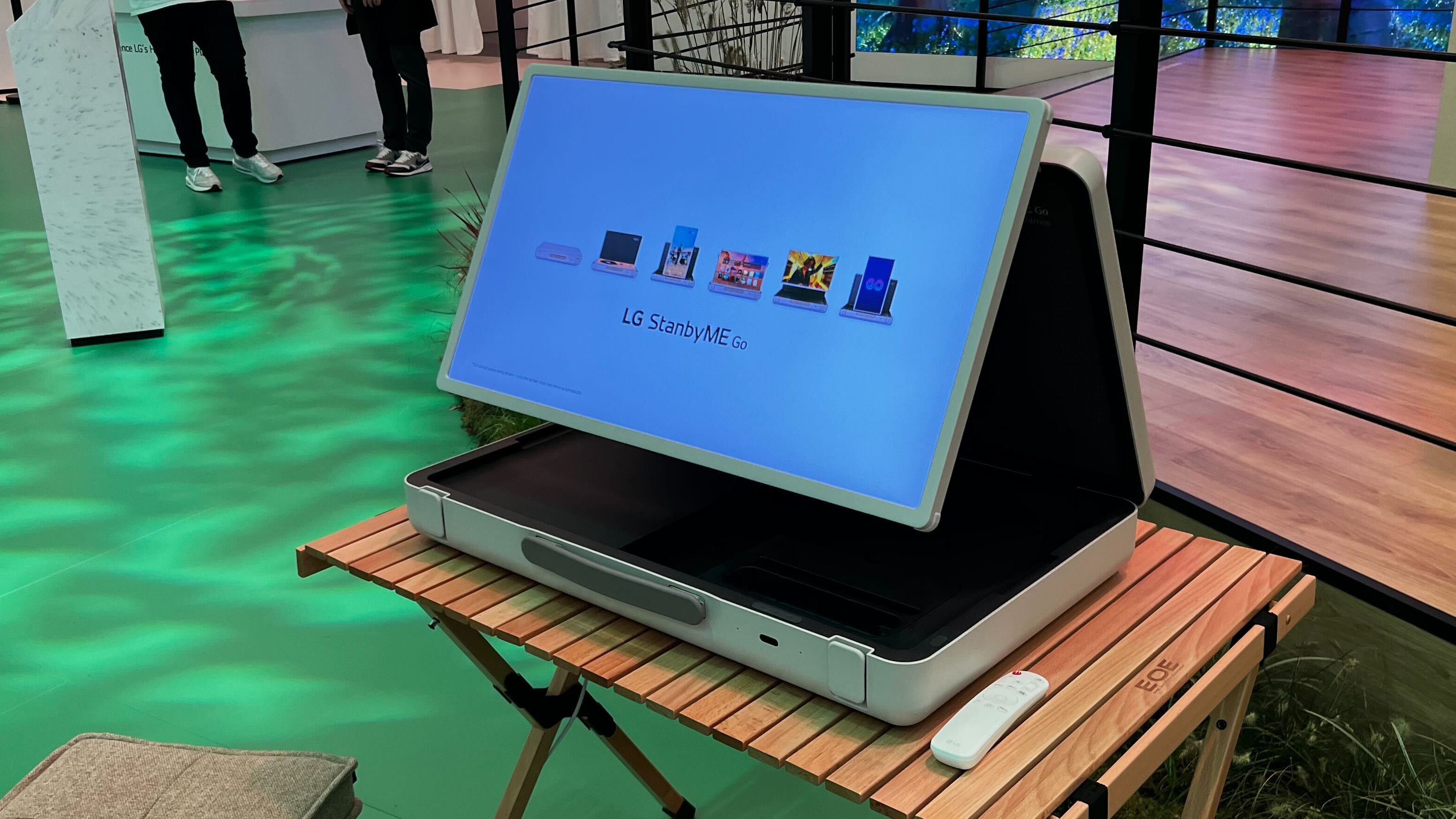 Caja de TV LG StanbyME Go sobre una mesa de madera en IFA 2023