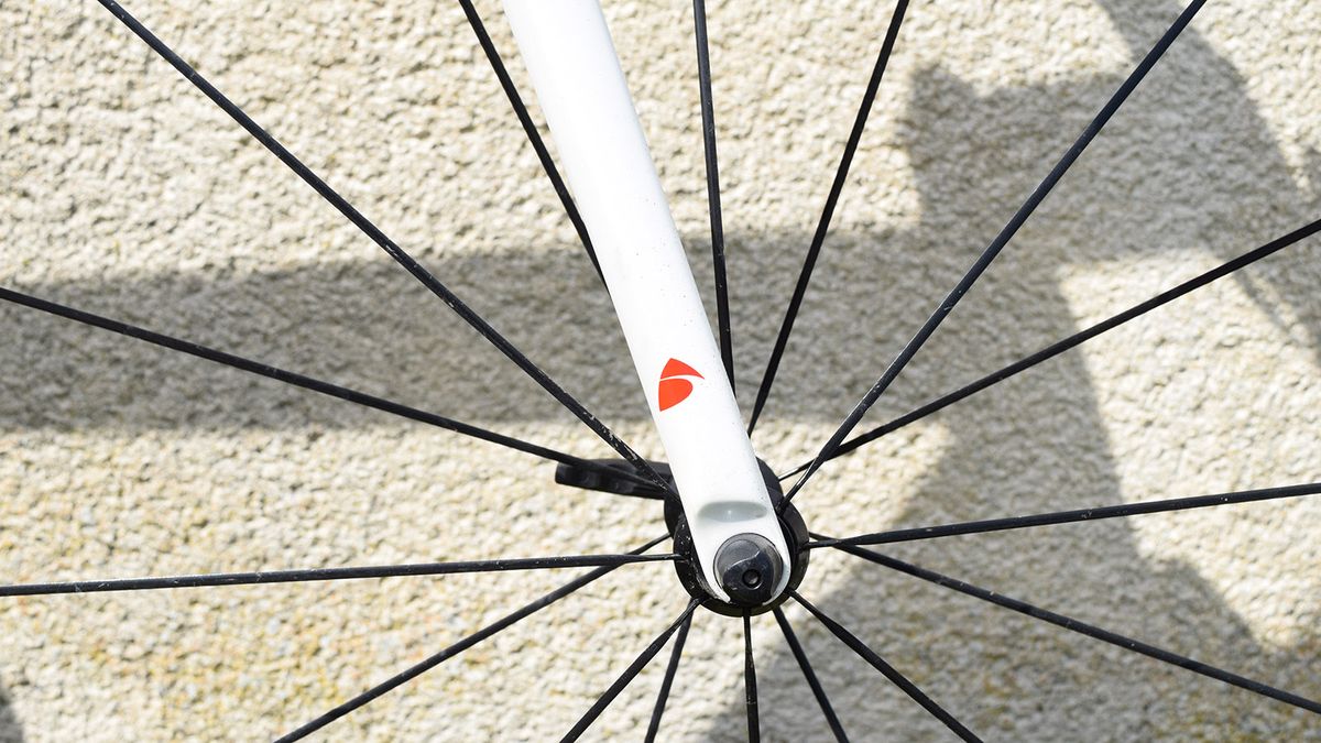 The same Factor logo features just above the fork dropouts