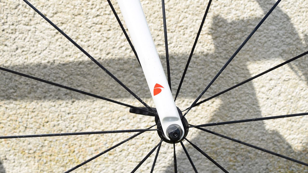 The same Factor logo features just above the fork dropouts