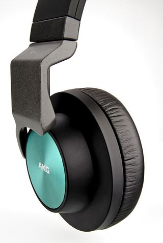 AKG K545