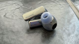 Huawei Freebuds Pro 2 harmaalla taustalla