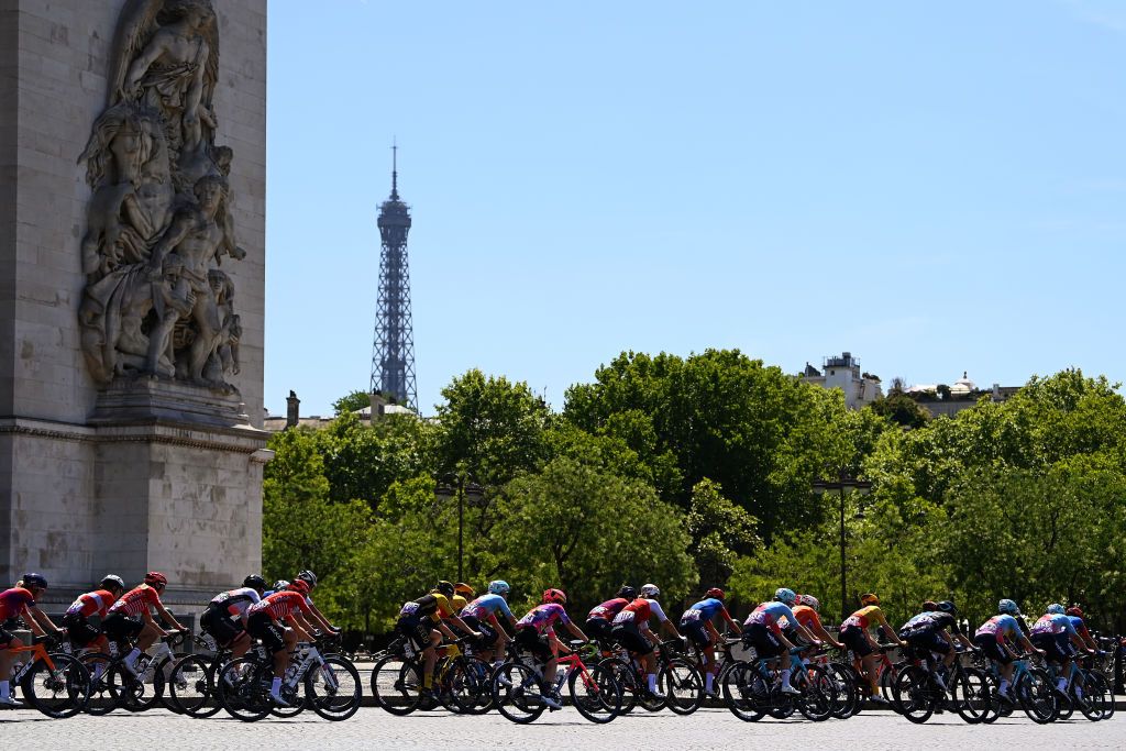 PARIS FRANCE JULY 24 A general view of the peloton passing close to The Arc de Triomf during the 1st Tour de France Femmes 2022 Stage 1 a 817km stage from Paris Tour Eiffel to Paris Champslyses TDFF UCIWWT on July 24 2022 in Paris France Photo by Tim de WaeleGetty Images
