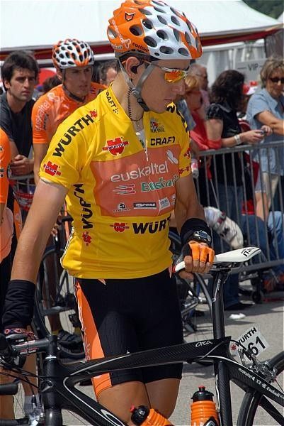 Igor Ant&oacute;n (Euskaltel-Euskadi) heads to sign-in.