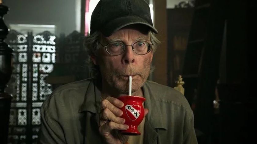 Stephen King drinking from a straw in IT: Chapter 2