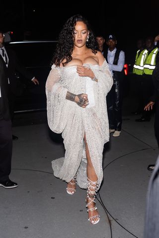 Rihanna mengenakan gaun perak off-the-shoulder dengan sepatu hak tinggi bertali