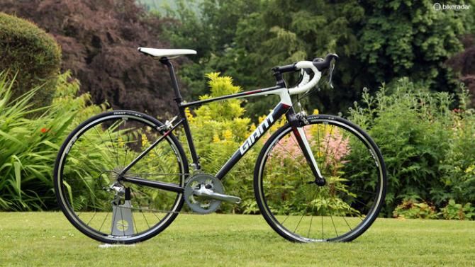 The top-end aluminum Giant Defy model is the Defy 1 Compact, which uses many of the same design philosophies as the carbon models such as the D-shaped seatpost and seat tube, offset seat cluster, and slim seat stays