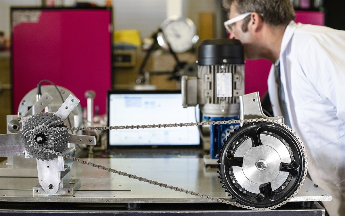 Muc-Off's dynamometer checks the performance of the chains before and after the treatment