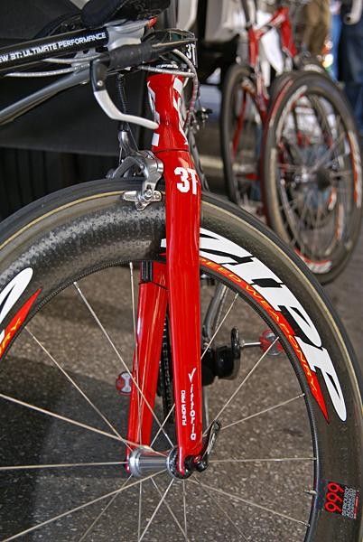 Surprisingly, team Cerv&eacute;lo frames were also fitted with 3T forks instead of the stock Wolf models.