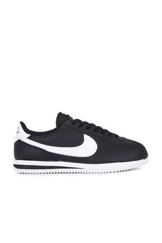 Nike Cortez-Schuhe sind schwarz und weiß