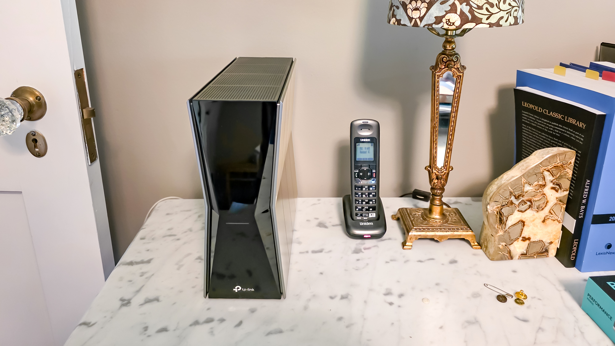 روتر TP-Link Archer BE770 روی میز کناری