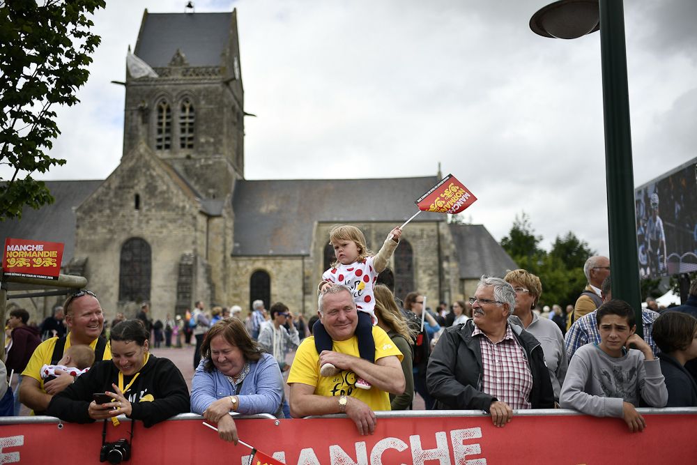 Fans wait for the parade prior to the start of the team presentation ceremony