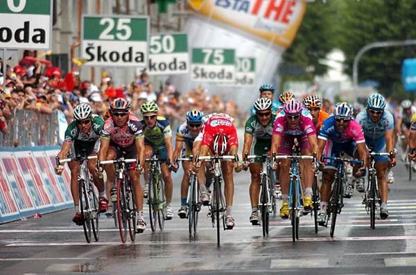 Balducci and Petacchi fight out the sprint.