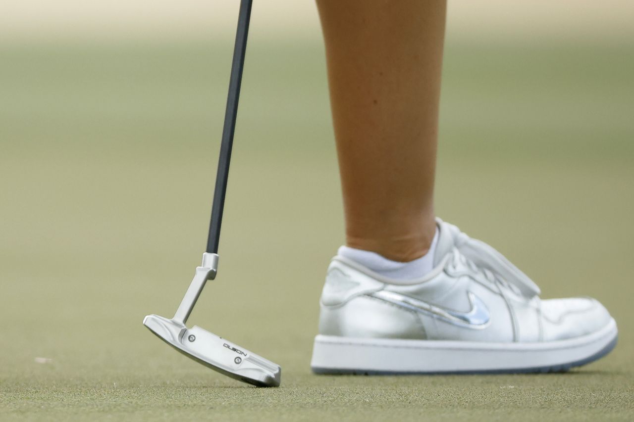 A close up of the putter used by Nelly Korda