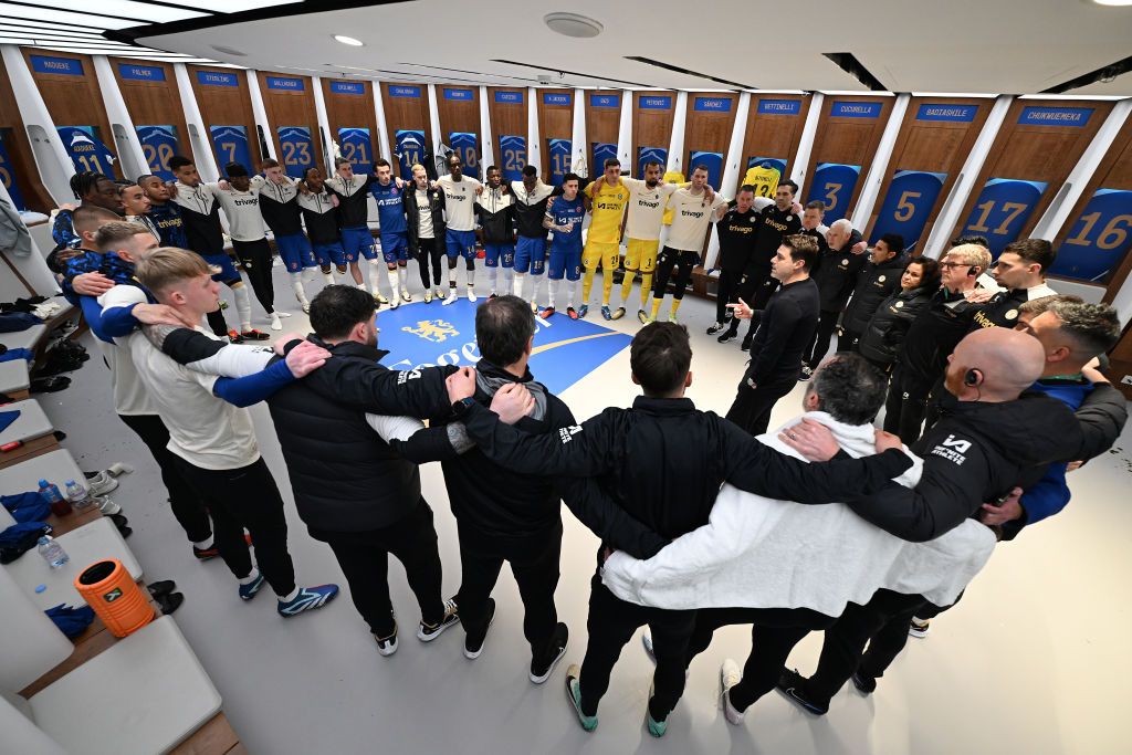 Chelsea manager Mauricio Pochettino speaks to his players in the dressing room prior to the Carabao Cup Final match between Chelsea and Liverpool at Wembley Stadium on February 25, 2024 in London, England. 