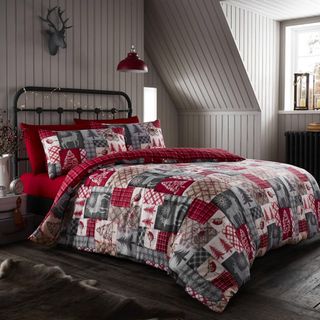 Patchwork christmas bedding set in reds and whites