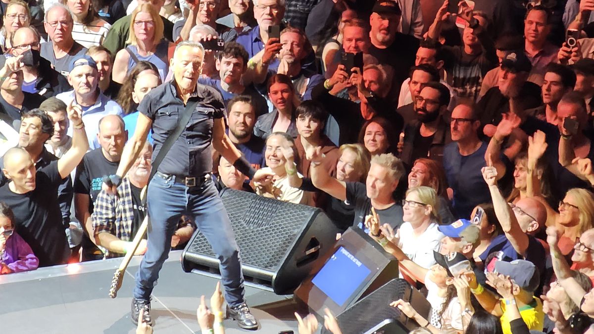 Bruce Springsteen photographed with Samsung Galaxy S23 Ultra 10x zoom