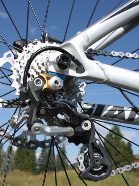 The rear derailleur housing is routed through the chain stay.