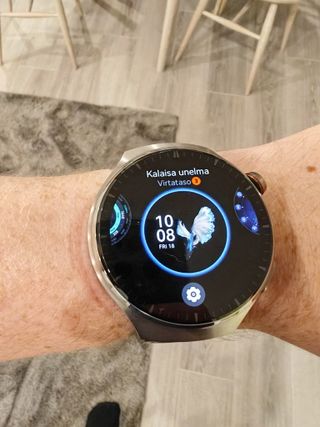 Huawei Watch 4 Pro ihmisen ranteessa