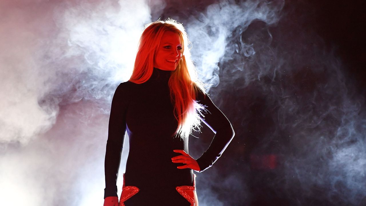 Red, Performance, Fashion, Performing arts, Long hair, Photography, Stage, Smoke, 