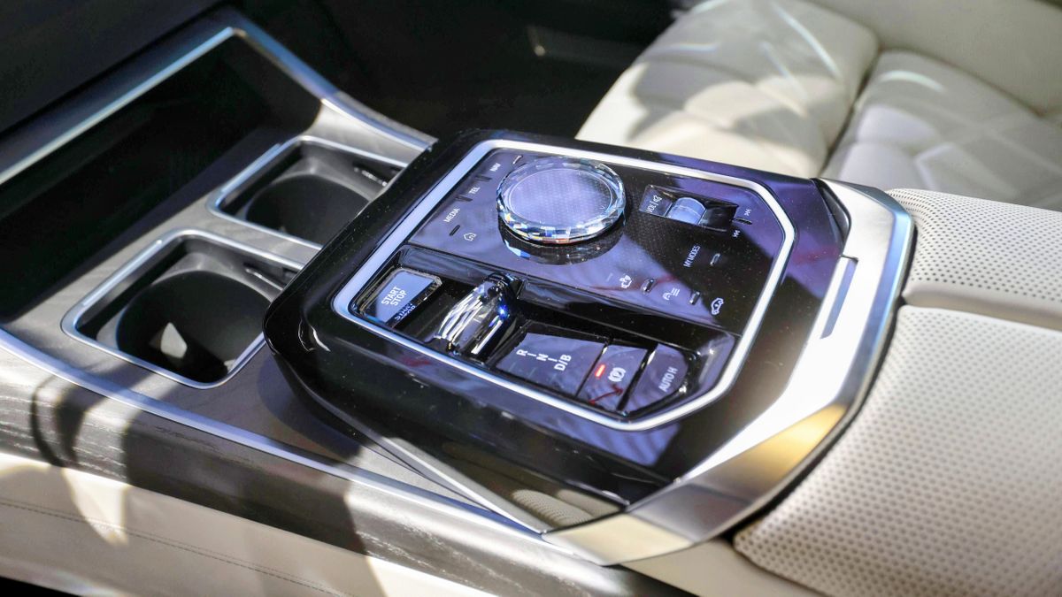 Close-up on controls in center console of BMW i7