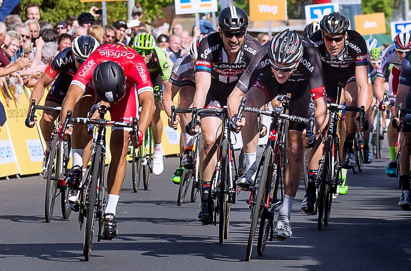 Sam Bennett (Bora-Argon 18) edges out Nacer Bouhanni (Cofidis) for the victory
