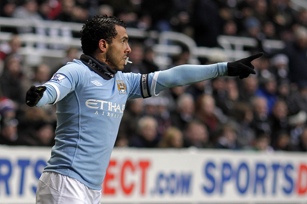 Carlos Tevez in action for Manchester City in 2010, wearing a snood