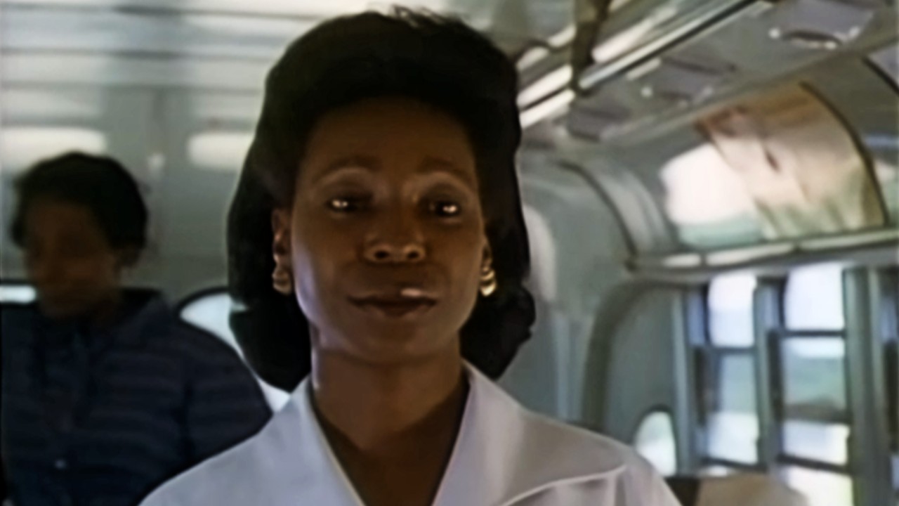 Odessa Cotter (Whoopi Goldberg) pega o ônibus em The Long Walk Home