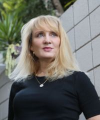 Lisa Hallett Taylor's avatar