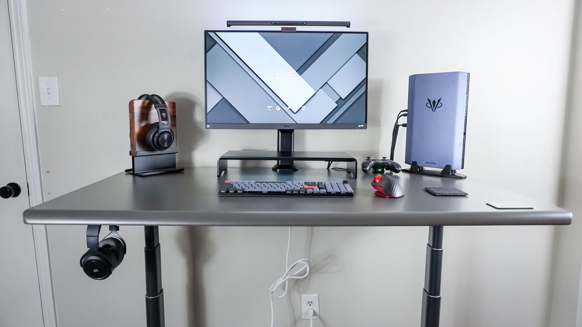 A single monitor desk setup built around the Autonomous SmartDesk 5