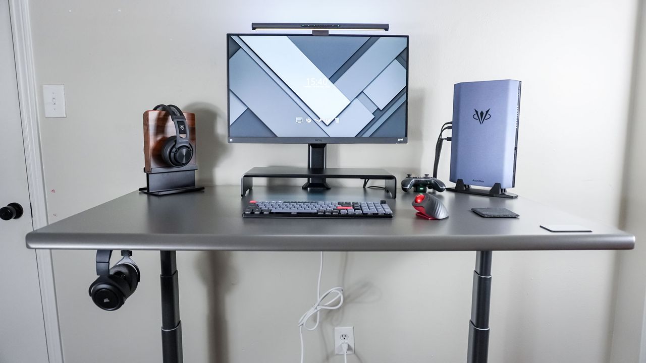 A single monitor desk setup built around the Autonomous SmartDesk 5