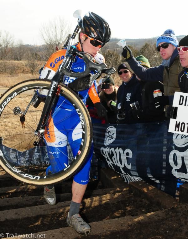 Katie Compton (Rabobank-Giant) tops the long set of stairs