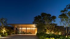 The entrance facade of the Cedro House by Fernanda Padula and Juliana Risso Arquitetura
