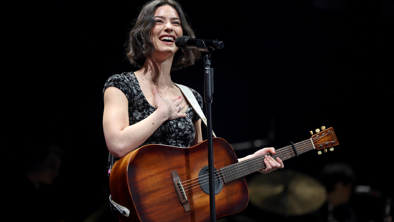 Gracie Abrams performs onstage during iHeartRadio Q102&#039;s Jingle Ball 2024 Presented By Capital One at the Wells Fargo Center on December 16, 2024 in Philadelphia, Pennsylvania.