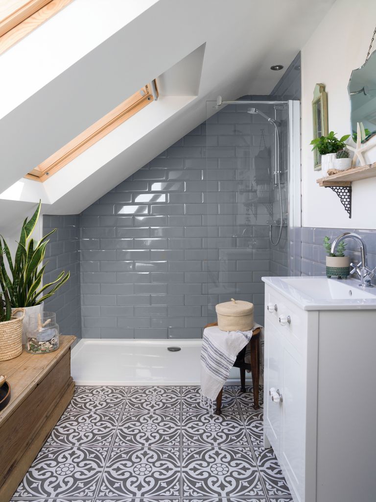 attic ensuite mansarda bagno terrace bagni badrum bigger badezimmer realhomes showers edwardian gets renovation upstairs kleines snedtak mirrors skylight subway