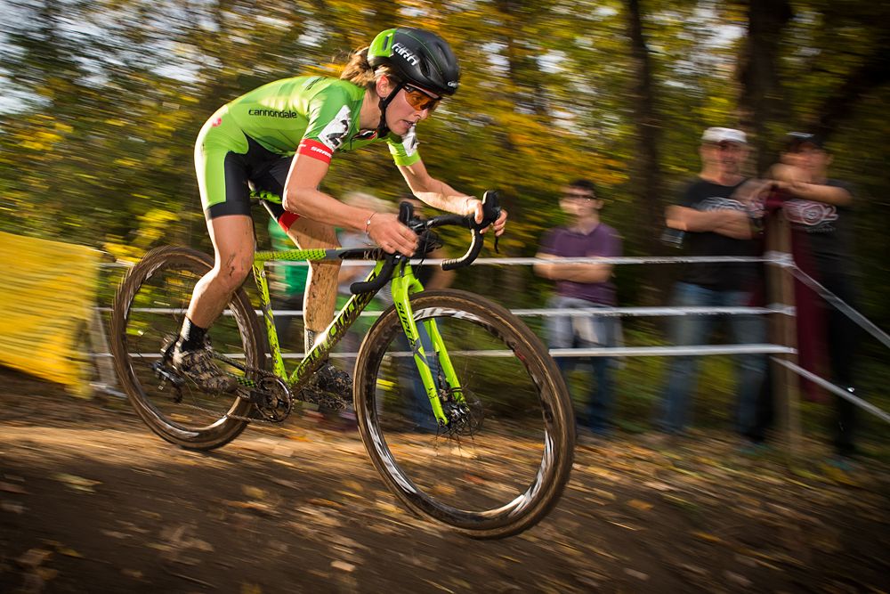 Kaitlin Keough (USA) Cannondale/Cyclocrossworld.com takes a steep descent.