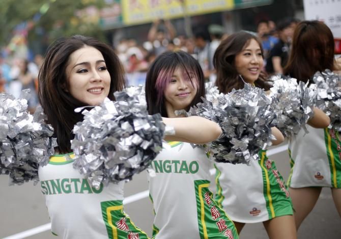 Cheerleaders in Tour of Hainan