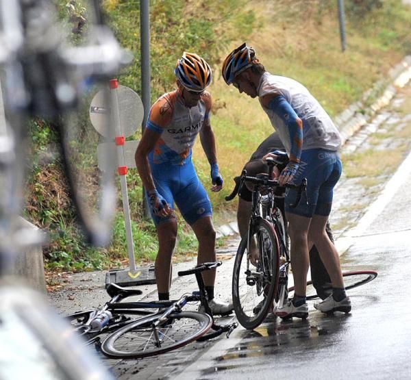 Julian Dean gives Garmin-Slipstream teammate Tyler Farrar his wheel.