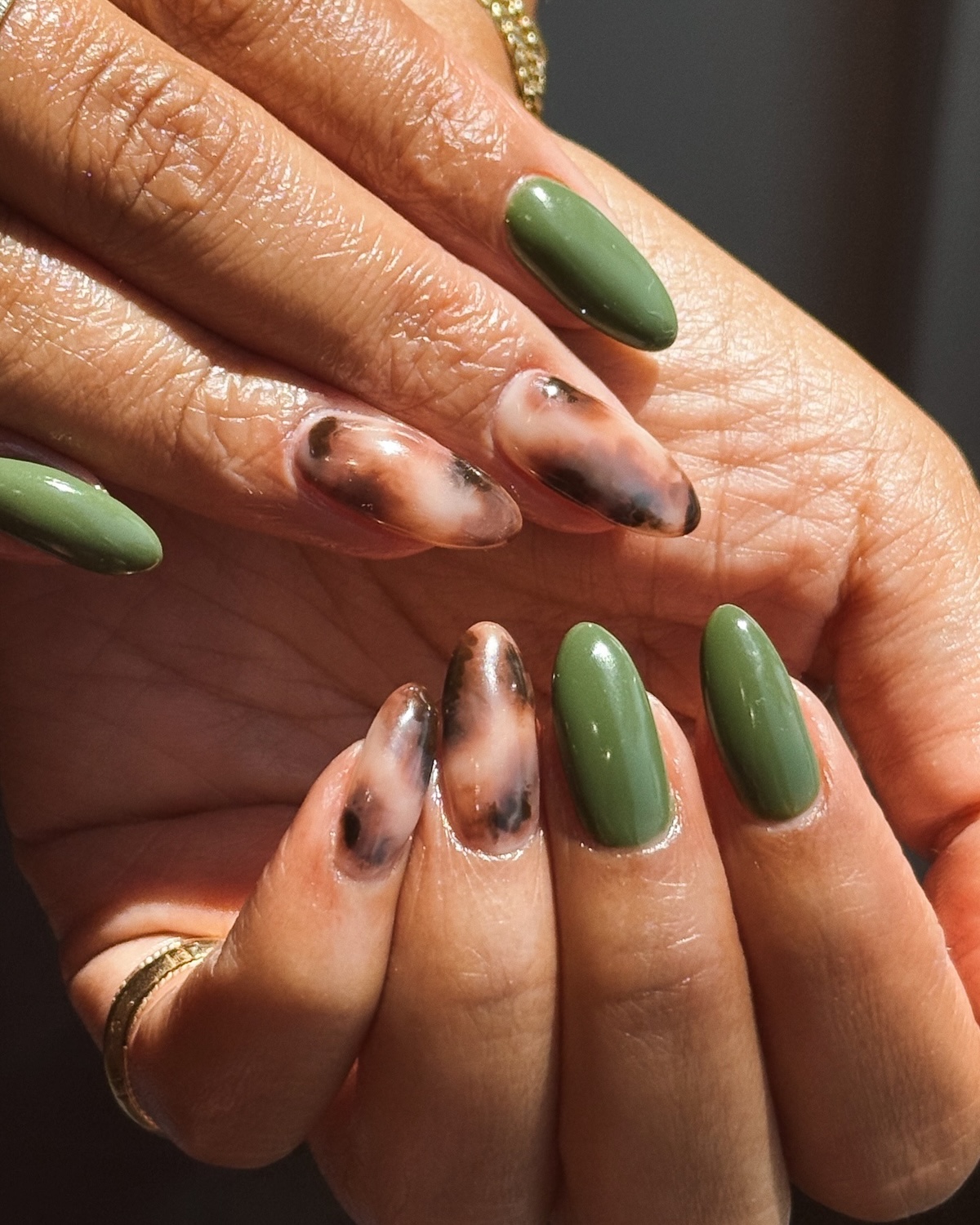 Green and tortoiseshell manicure
