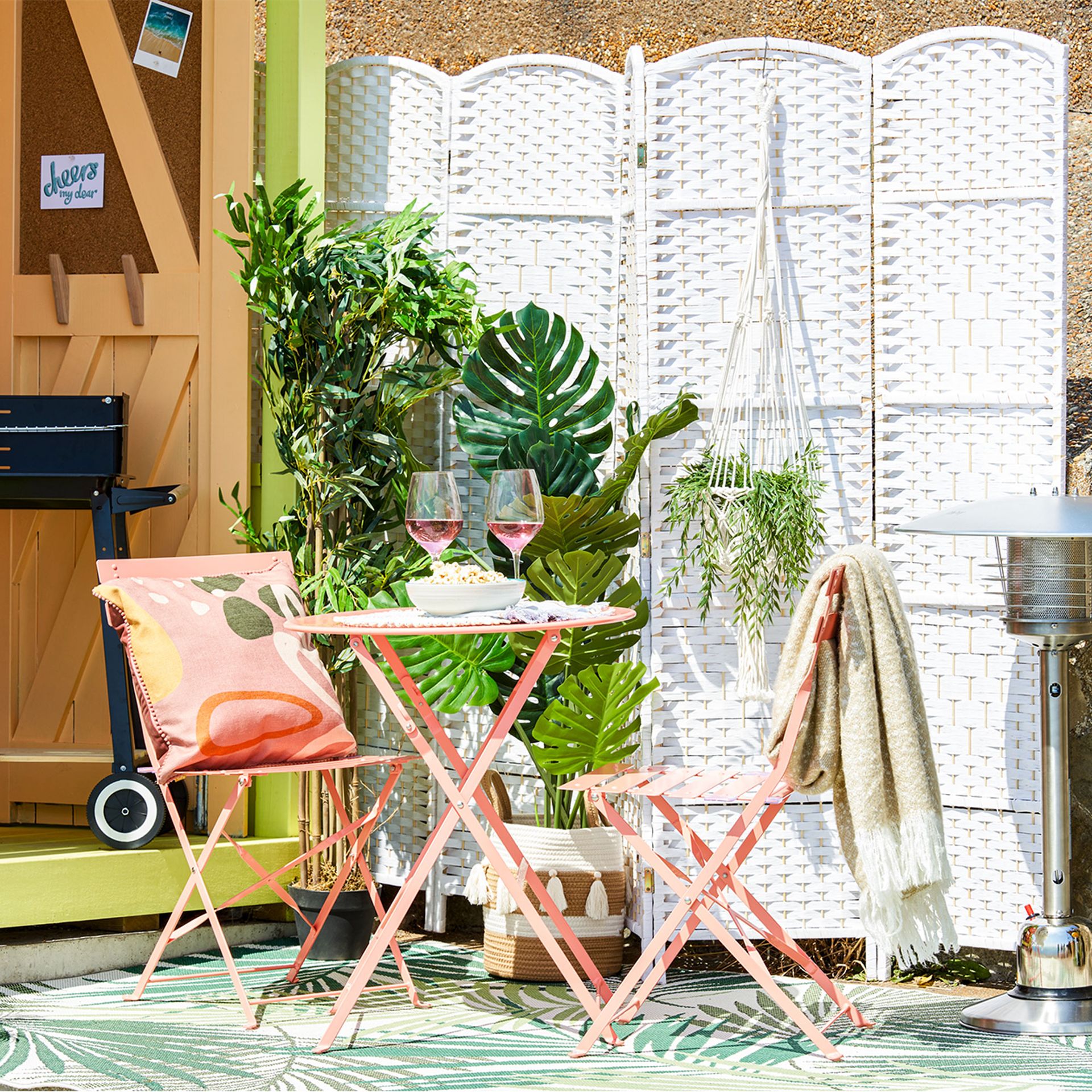 Chatka plażowa w kolorze pomarańczowym z różowym zestawem bistro i białym ekranem