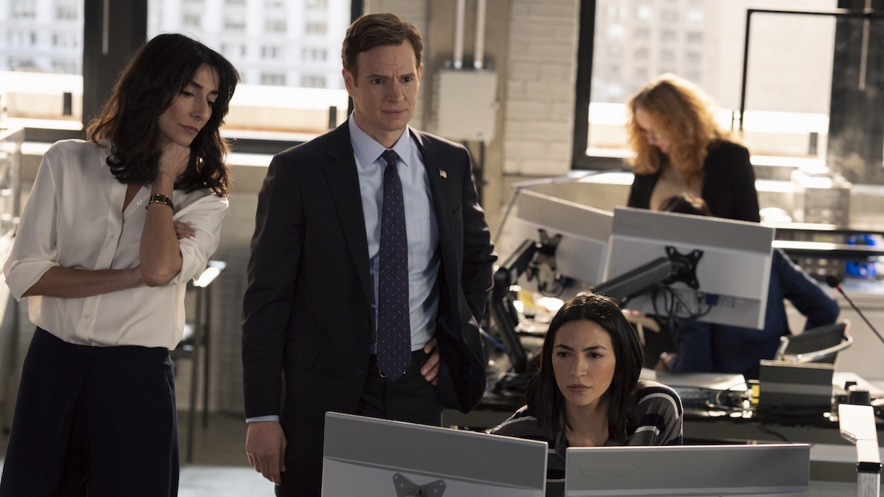 Nikki and Bill looking at what Gina has discovered on her computer in CBS' CIA Season 1x01