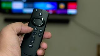 Amazon Fire TV Stick Remote držel v ruce