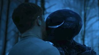 Screenshot of Anne-as-Venom kissing Eddie in Venom