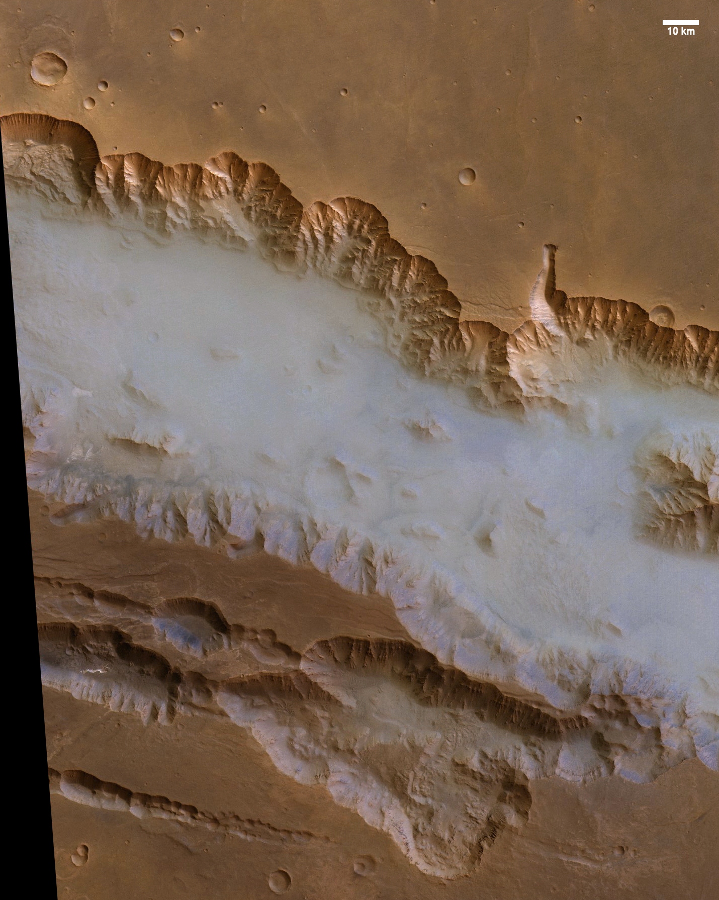 Mars Express на Европейската космическа агенция засне това изображение на мъгла във Valles Marineris.